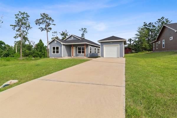 230 Red Bud Lane, Onalaska, TX 77360