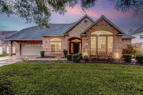 56 Mahogany CT, Lake Jackson, TX 77566