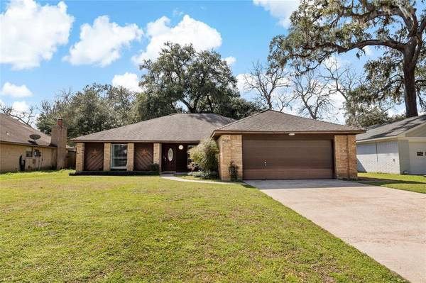 131 Spanish Moss LN, Lake Jackson, TX 77566