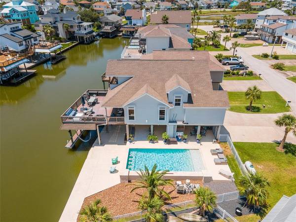 1315 Wahini way ST, Tiki Island, TX 77554