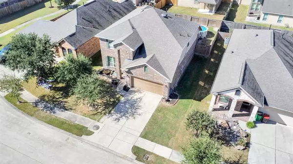 6711 Hunters Trace LN, Baytown, TX 77521