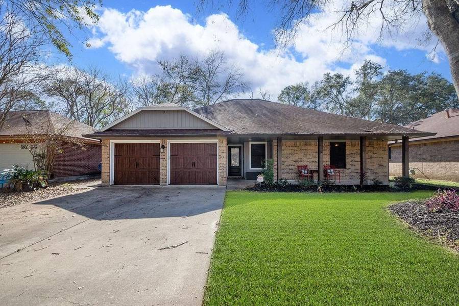 76 Alexander CT, Angleton, TX 77515