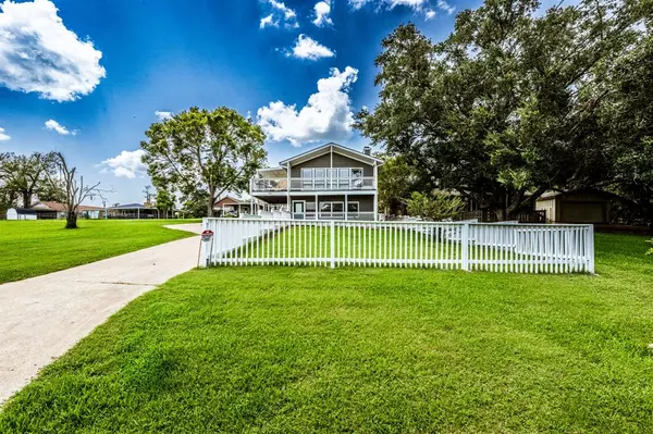 180 W Lake CIR, Point Blank, TX 77364