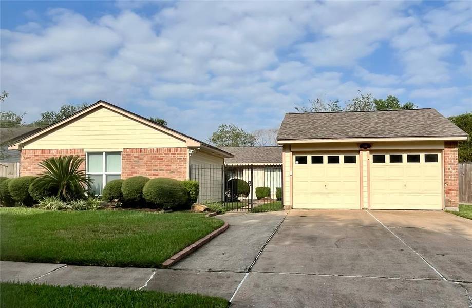 534 W Castle Harbour DR, Friendswood, TX 77546