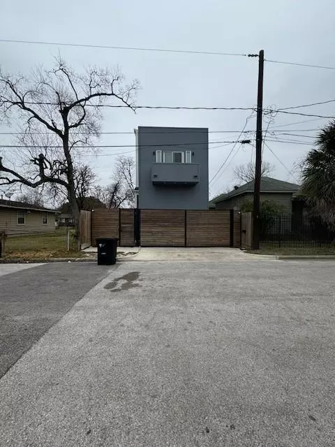 Houston, TX 77022,1520 E 32nd 1/2 ST