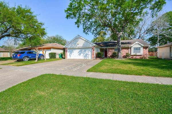 835 Wavecrest LN, Houston, TX 77062