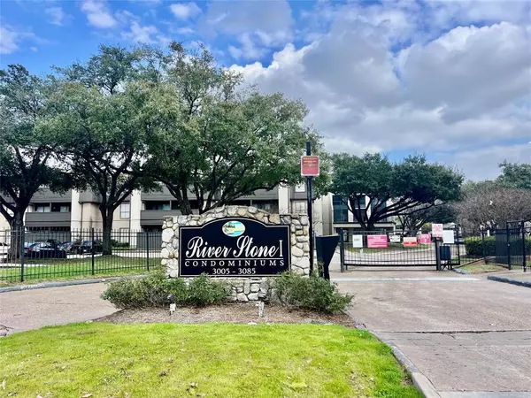 3055 Walnut Bend LN #23, Houston, TX 77042