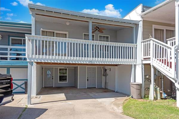 45 Harbor CIR, Tiki Island, TX 77554