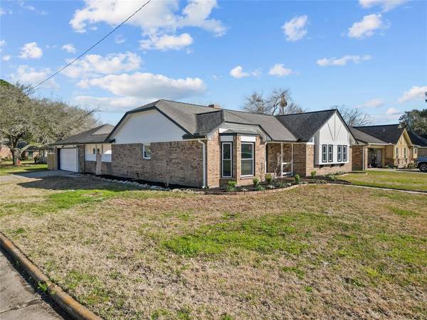 520 White Wing CT, Dickinson, TX 77539