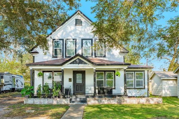 309 E 3rd St,  Sweeny,  TX 77480