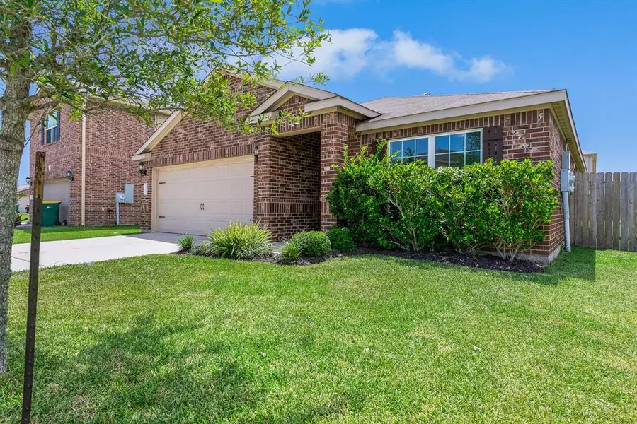 113 Golden Eagle CT, La Marque, TX 77568