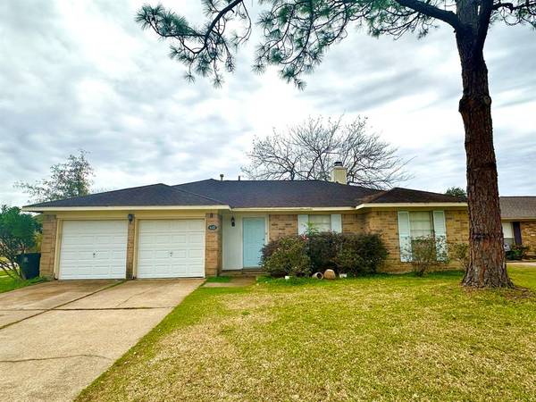 610 Lochnell DR, Houston, TX 77062