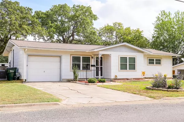 513 Page ST, Hallettsville, TX 77964