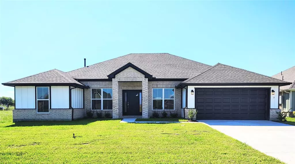 829 Greystone LN, Angleton, TX 77515