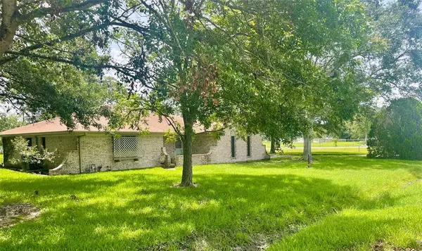 602 Holly DR,  Highlands,  TX 77562