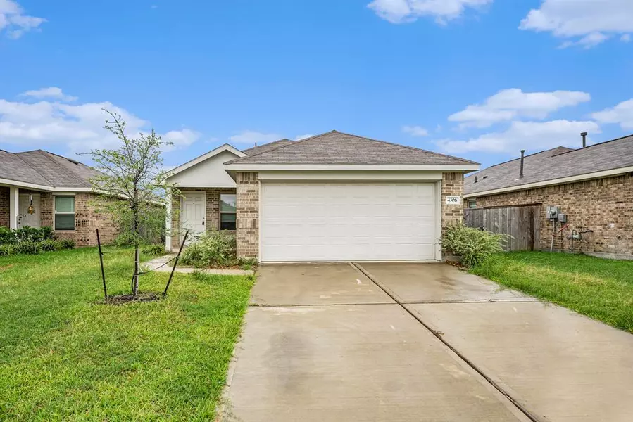 4306 Palmetto Grove LN, Baytown, TX 77521