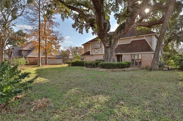 205 Huckleberry DR, Lake Jackson, TX 77566