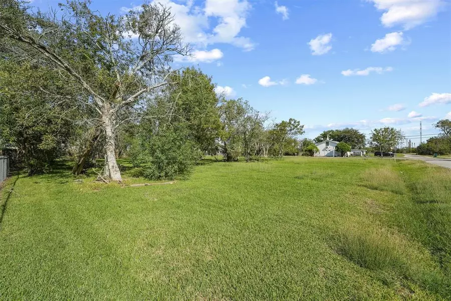 120 Honeysuckle Dr, La Marque, TX 77568