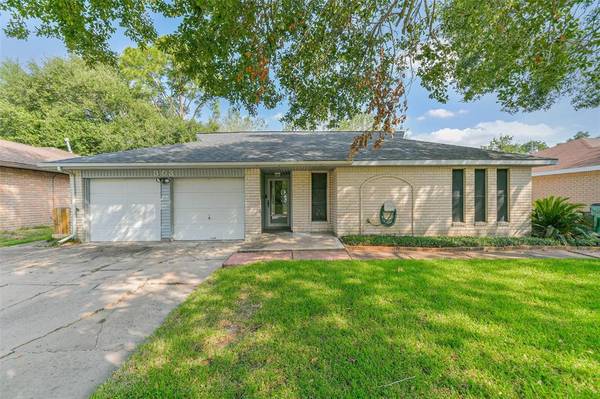 303 Stratmore DR, Friendswood, TX 77546