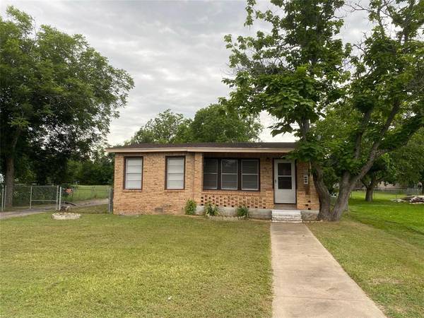 408 S Texana ST, Hallettsville, TX 77964