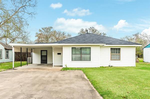 309 Acacia ST, Lake Jackson, TX 77566