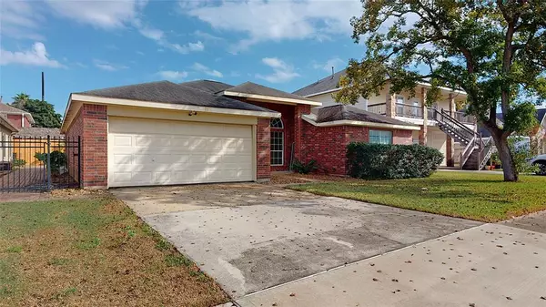 1413 Leeward CIR, Kemah, TX 77565