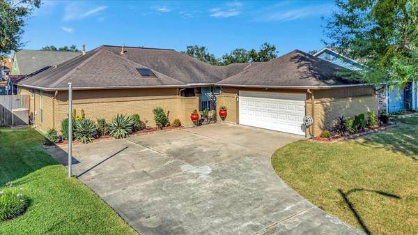 702 Tudor CT, Deer Park, TX 77536