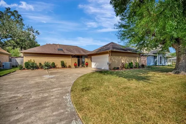 702 Tudor CT, Deer Park, TX 77536