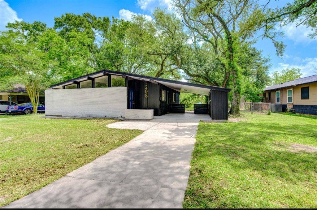 208 Palm LN, Lake Jackson, TX 77566