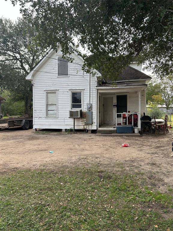 504 E Correll ST, El Campo, TX 77437