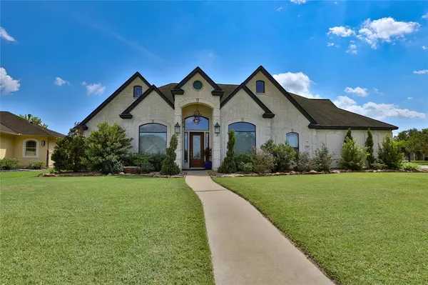 52 Rose Bay CT, Lake Jackson, TX 77566