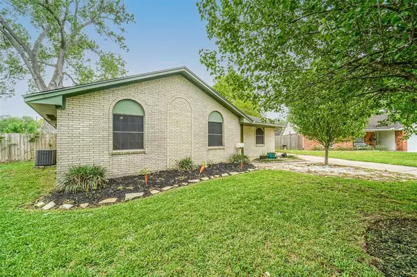 5002 Carmona LN, Pearland, TX 77584