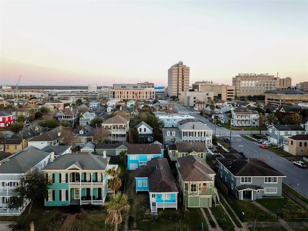 1110 Winnie ST, Galveston, TX 77550