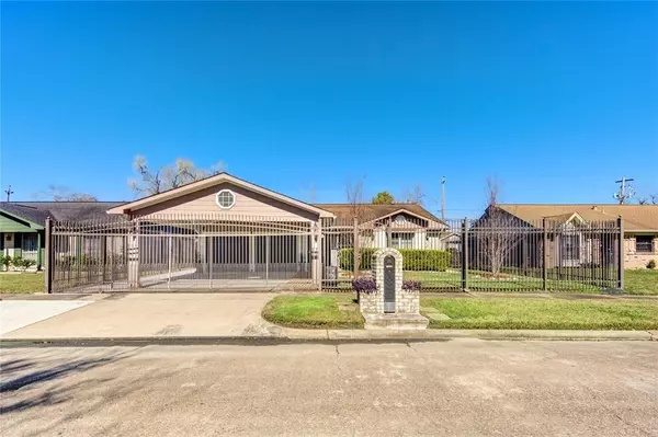 5255 Bungalow LN, Houston, TX 77048