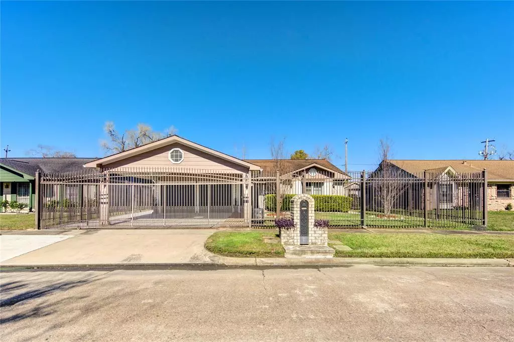 Houston, TX 77048,5255 Bungalow LN