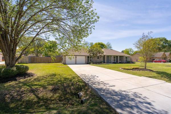 707 Briarmeadow AVE, Friendswood, TX 77546