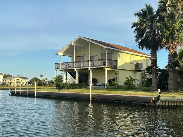 1438 W Mango DR, Tiki Island, TX 77554