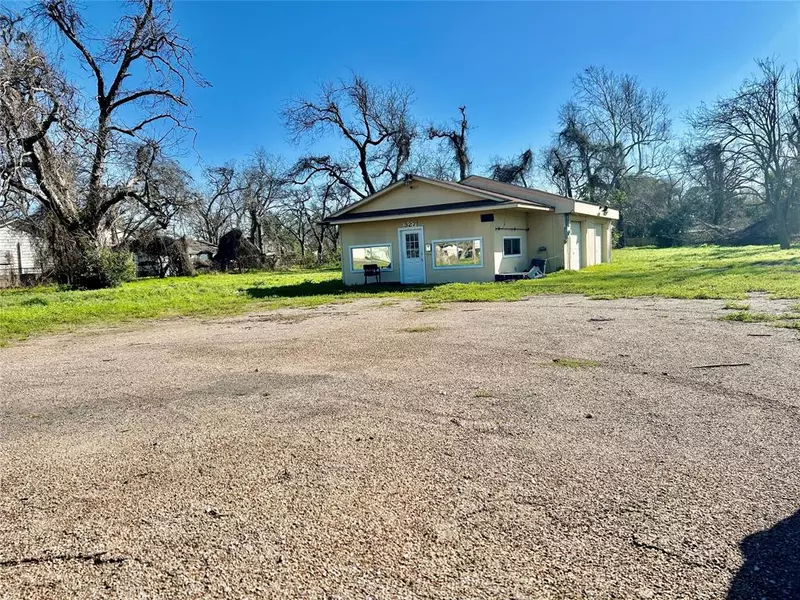 327 S Main ST, Clute, TX 77531