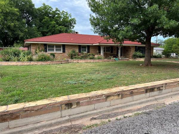 811 Avenue H NW, Childress, TX 79201