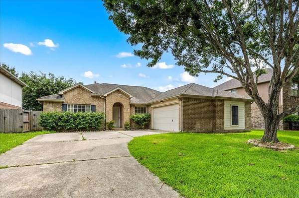 615 Oak Berry DR, Kemah, TX 77565