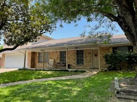 1301 Woodson LN, Brenham, TX 77833