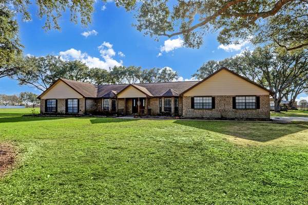 1759 Woody LN, Sealy, TX 77474