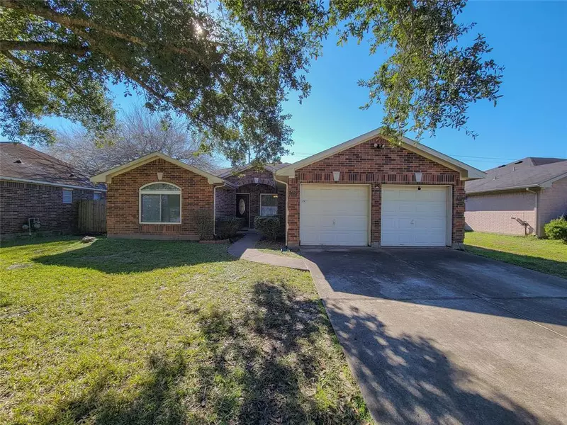 2703 Quail Run DR, Alvin, TX 77511