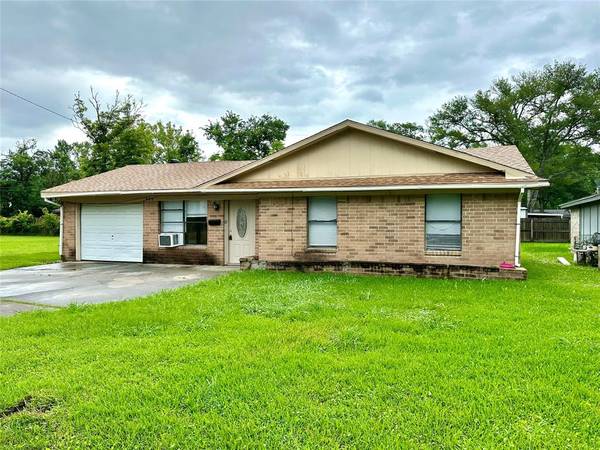 880 N 3rd ST, Silsbee, TX 77656