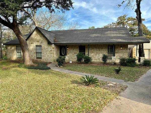 54 Candlewood CT, Lake Jackson, TX 77566