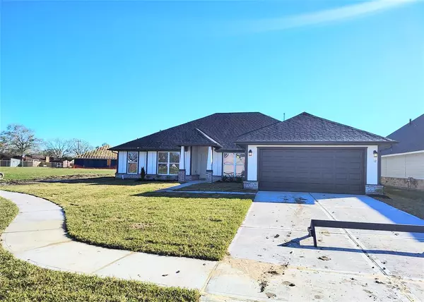 12 Greystone CT, Angleton, TX 77515