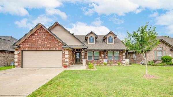 214 Majestic Oak CIR, Lake Jackson, TX 77566