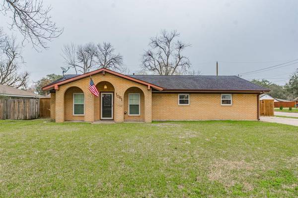 1061 Grove DR, Angleton, TX 77515