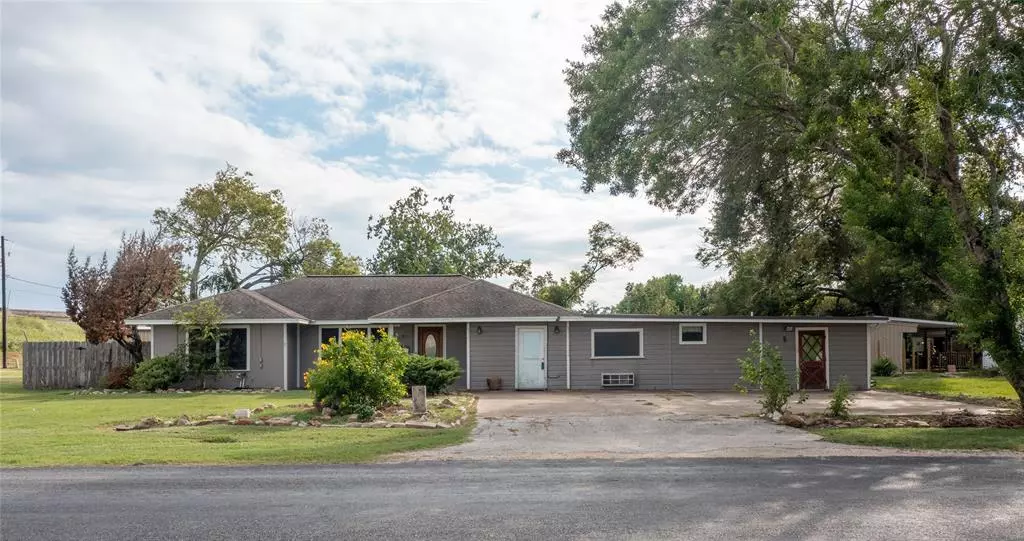 Edna, TX 77957,1003 N Kleas ST