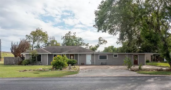 1003 N Kleas ST, Edna, TX 77957